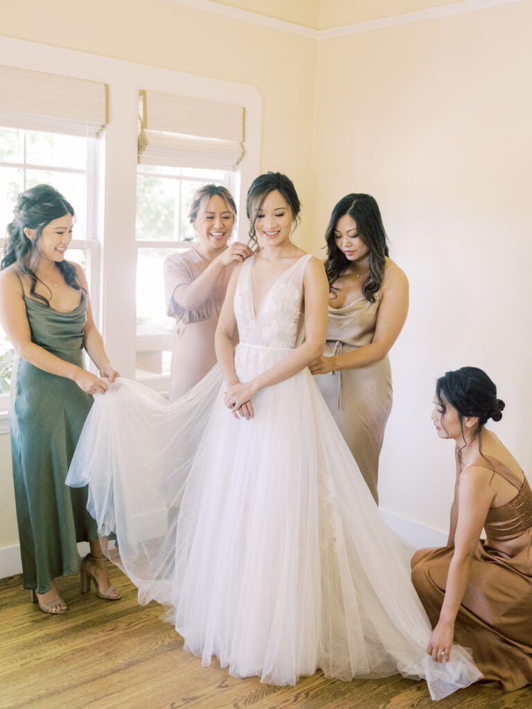 Bride getting ready with her bridesmaids.  Tres Posti.  Napa Valley Wedding