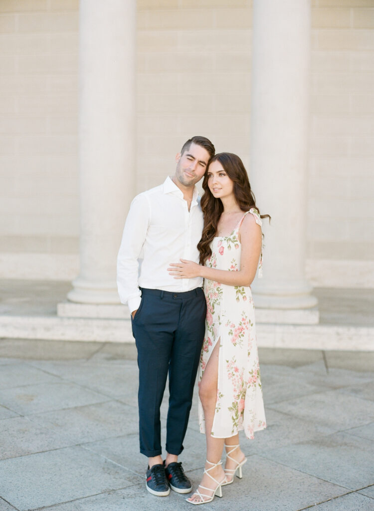 couple embracing infront of the pillars at the Legion of Honor